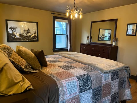 Historic Twin Tudors Inn Southeast Room (KP1400SE)