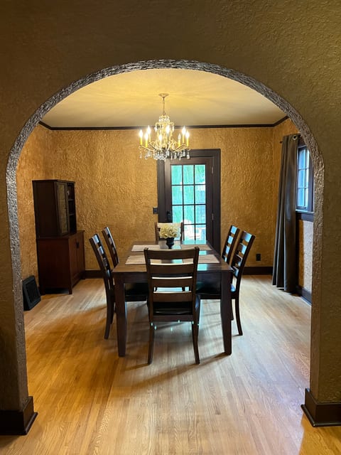 Historic Twin Tudors Inn Southeast Room (KP1400SE)