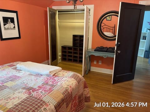 Historic Twin Tudors Inn Southwest Room (KP1400SW)