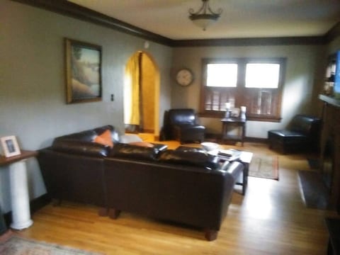 Historic Twin Tudors Inn Basement Room (KP1404BMNT)