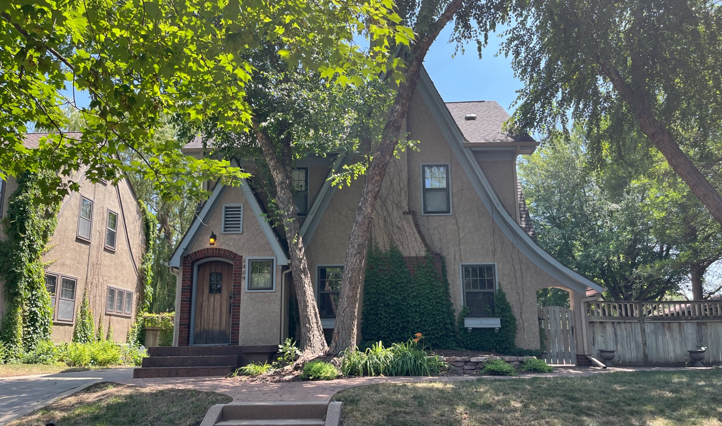 KP1404 - Front Entry and Side Yard
