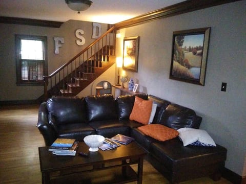 Historic Twin Tudors Inn Northwest Room w/Loft (KP1404NWLoft)
