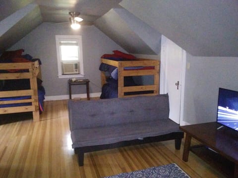 Historic Twin Tudors Inn Northwest Room w/Loft (KP1404NWLoft)