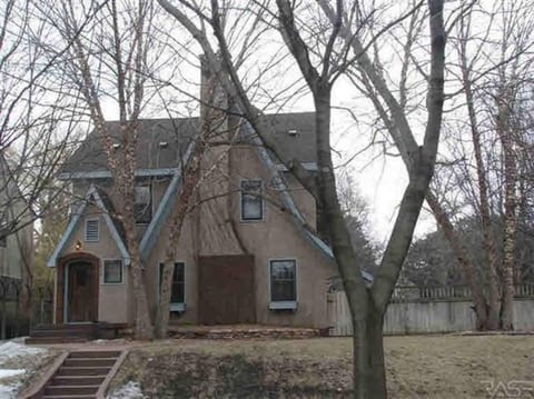 Historic Twin Tudors Inn Northwest Room w/Loft (KP1404NWLoft)