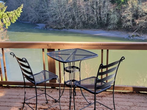 Dinner with eagles and otters as company