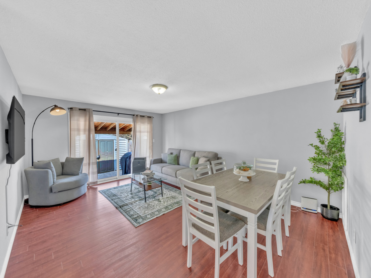 little-river-hideout-in-riverside/