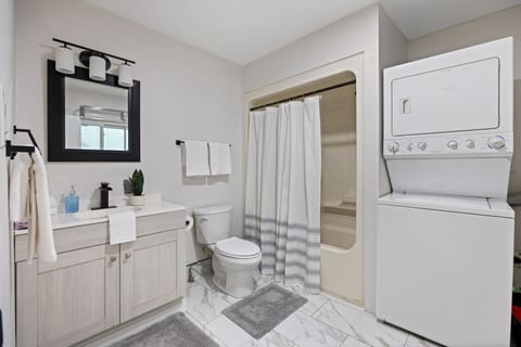 Walkerville 1BR | Walk to Caesars Casino | Free Parking