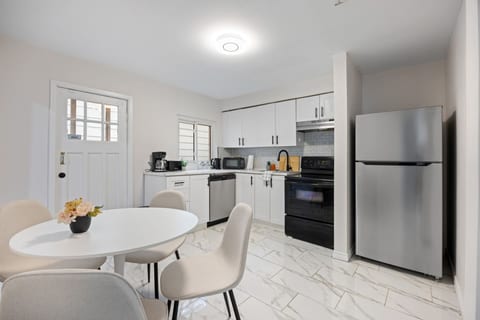 Walkerville 1BR | Walk to Caesars Casino | Free Parking