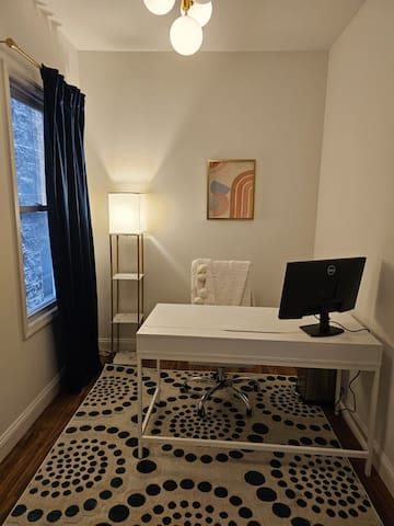 2BD/1 BA with summer patio in quiet Roscoe Village
