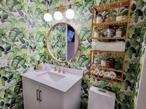 2BD/1 BA with summer patio in quiet Roscoe Village
