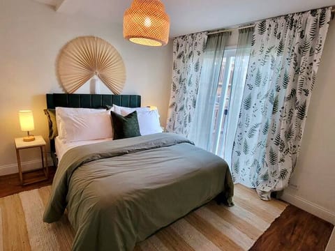 2BD/1 BA with summer patio in quiet Roscoe Village