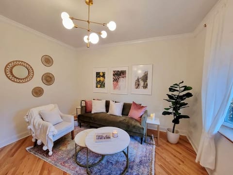 2BD/1 BA with summer patio in quiet Roscoe Village