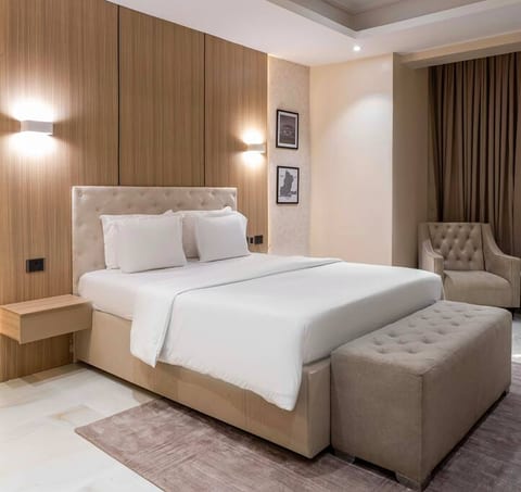 Affordable Lekki King Room | Pool and Free Wi-Fi