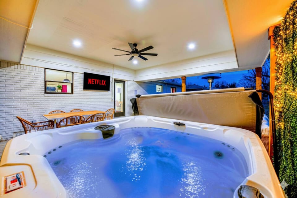 Fun Indy Home w/XL Hot Tub•Firepit•BunkBed•4BD - Greenwood