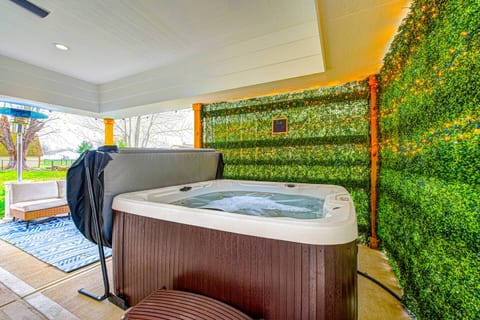 Fun Indy Home w/XL Hot Tub•Firepit•BunkBed•4BD
