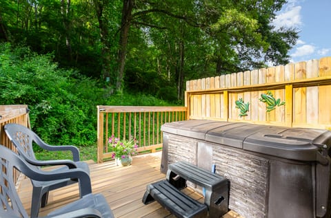 Frog Hollow - Private Deck and Hot Tub