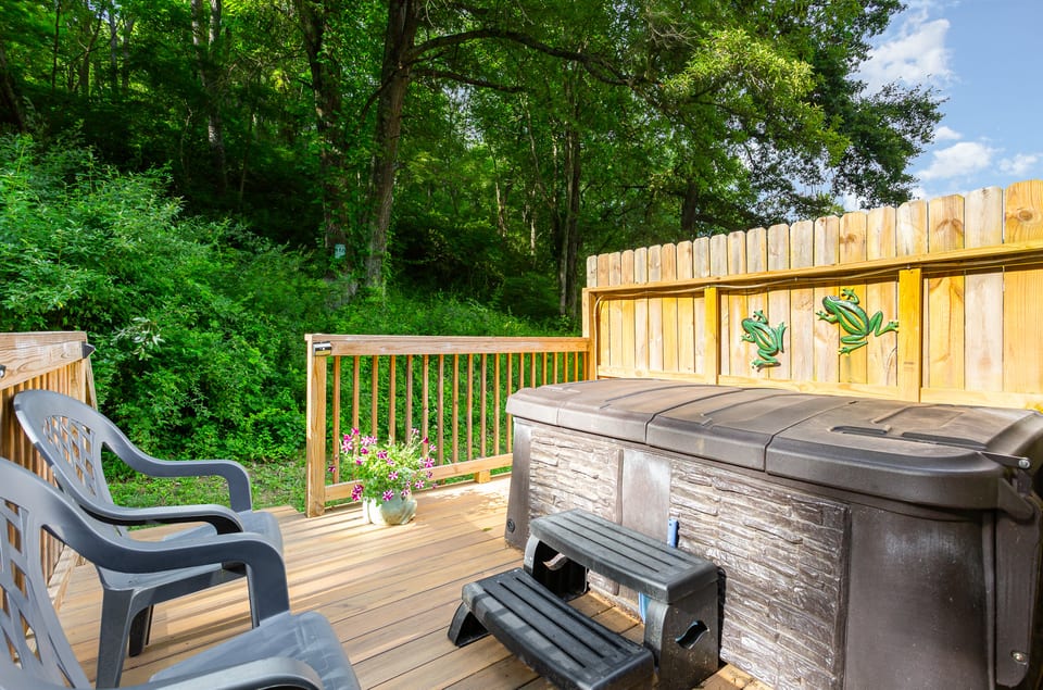 Frog Hollow - Private Deck and Hot Tub