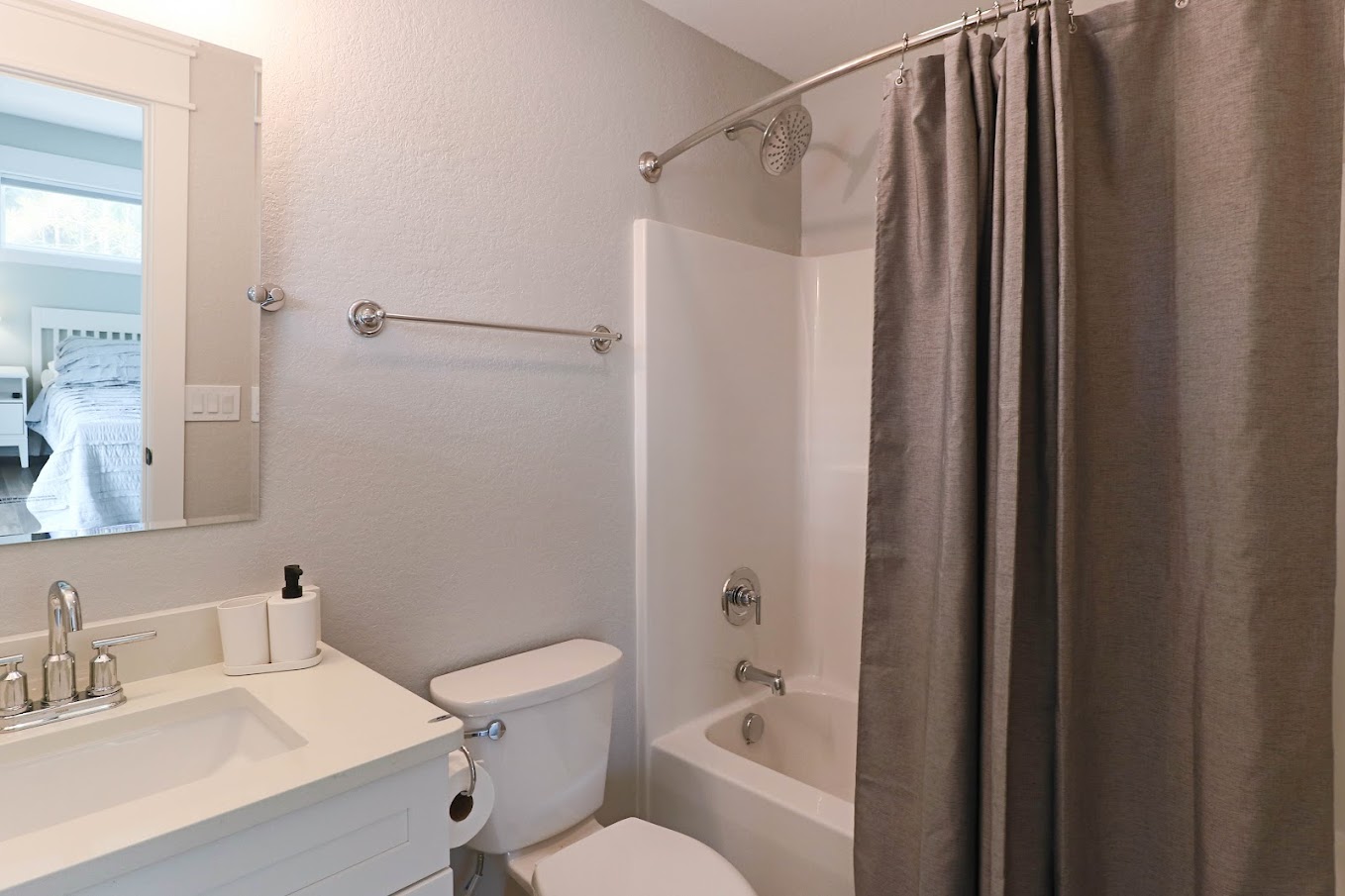 Full bathroom with tub/shower