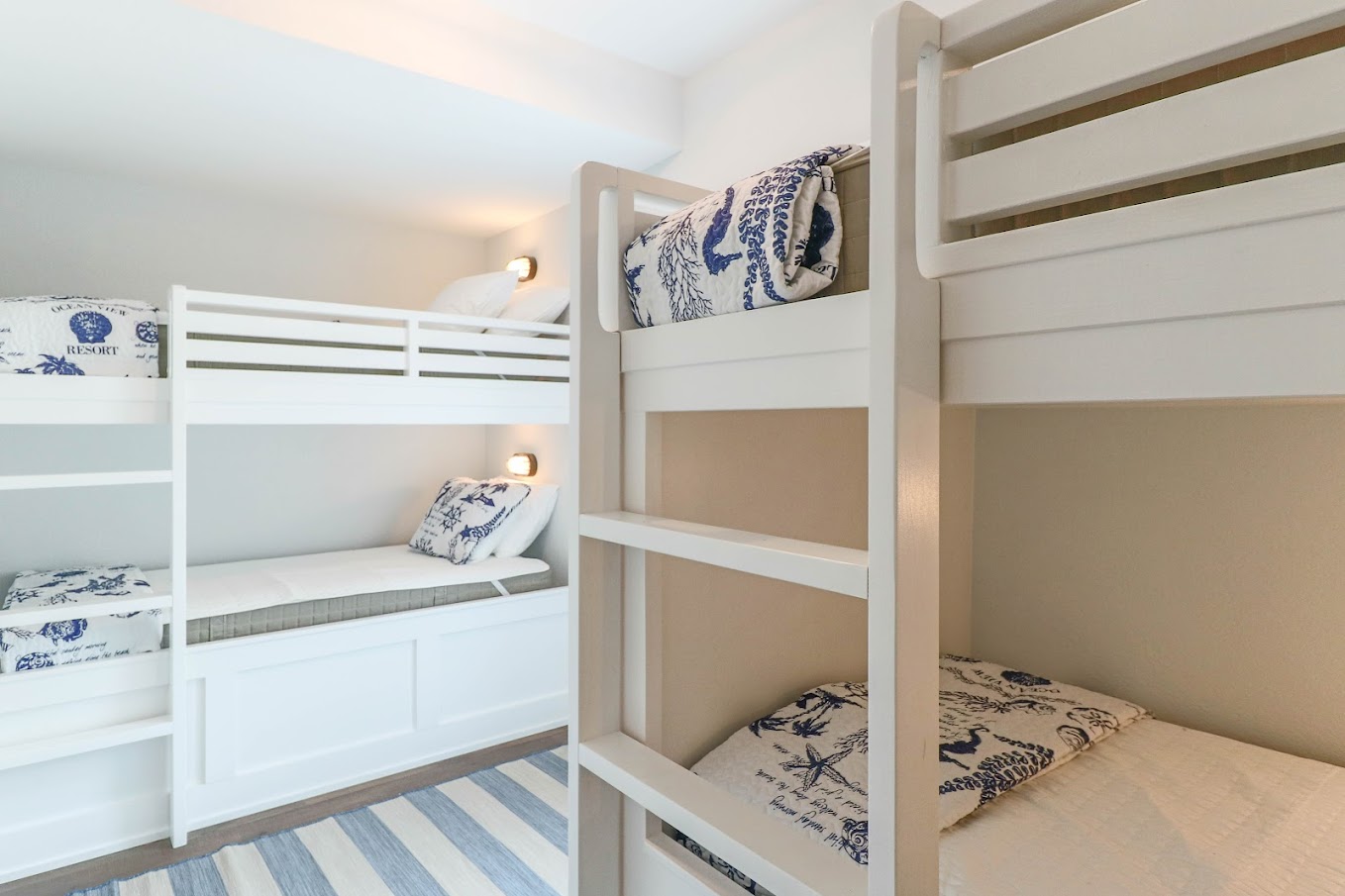 Twin bunk bed