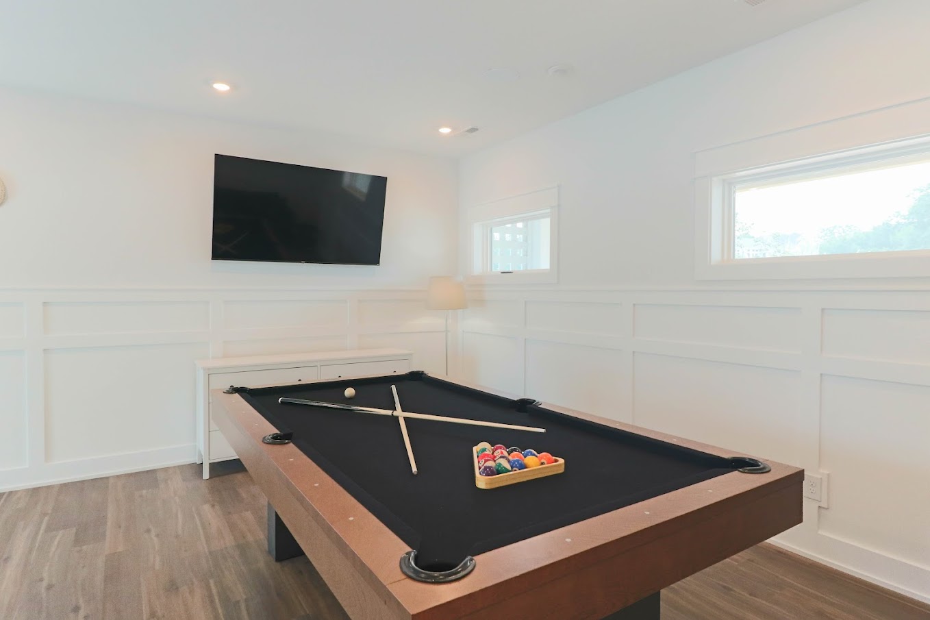 Pool table - and Smart TV. Perfect for hours of fun with the fam!