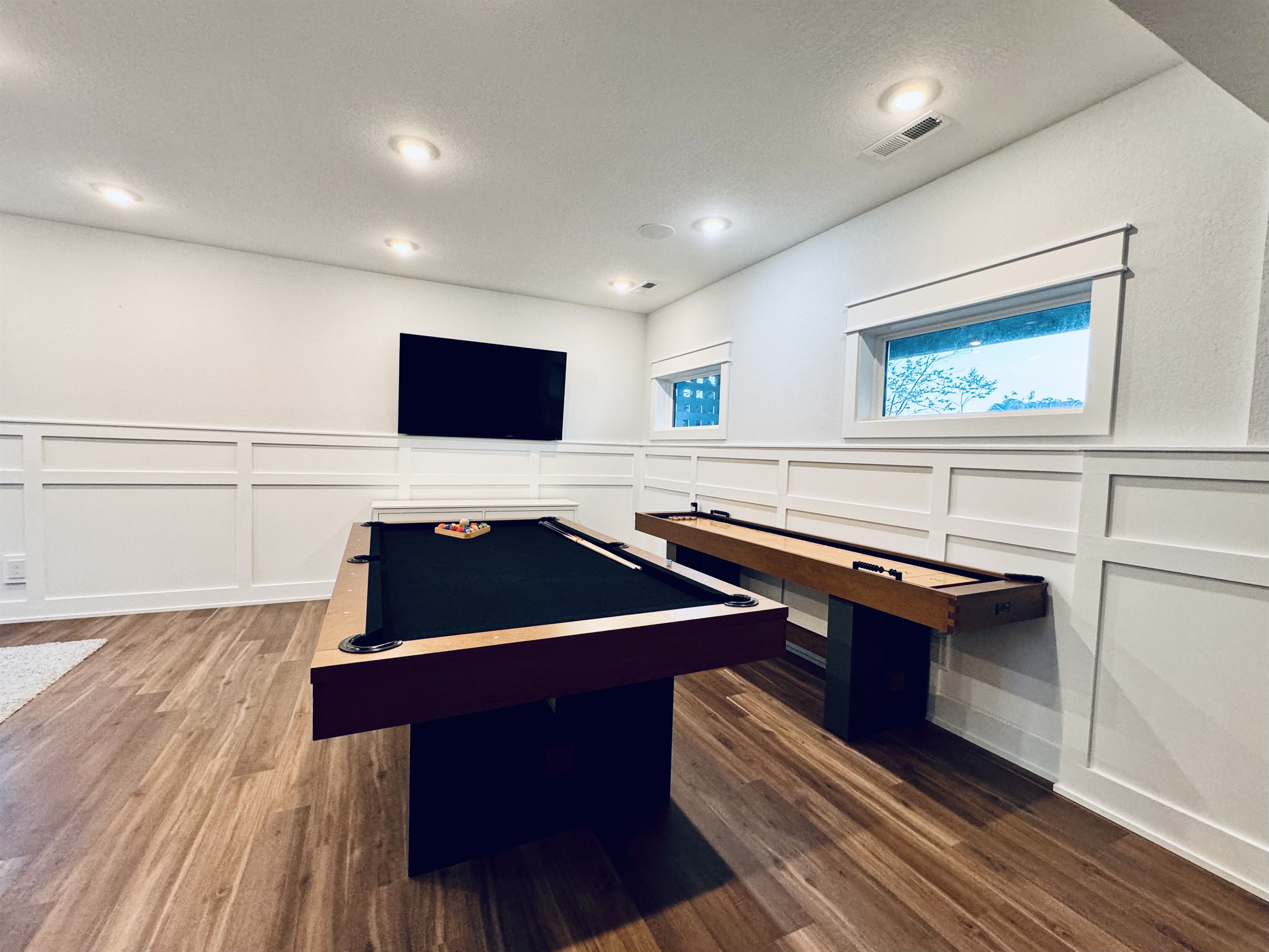 Pool & shuffle board