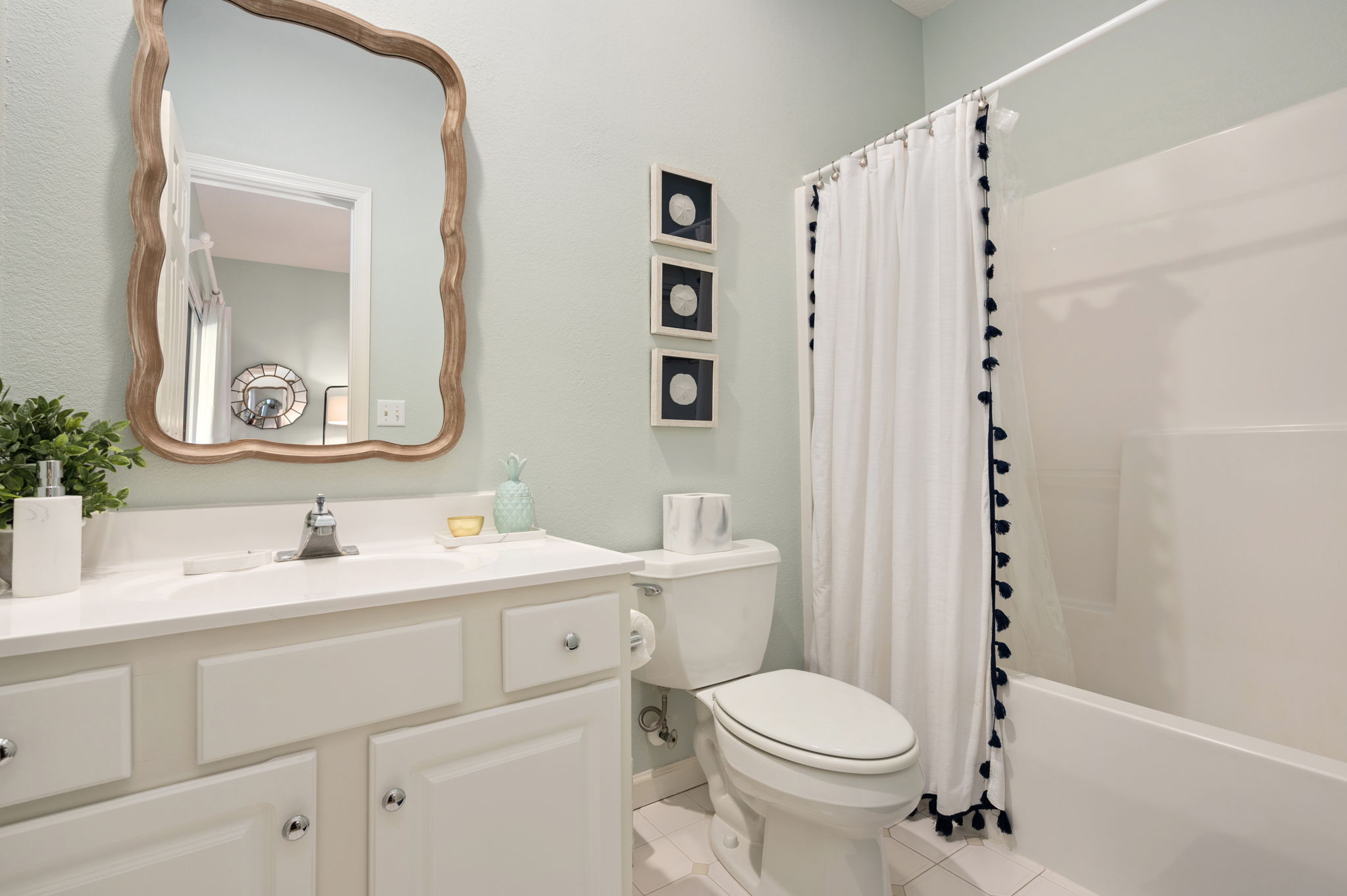 Bathroom to Lower Master Queen