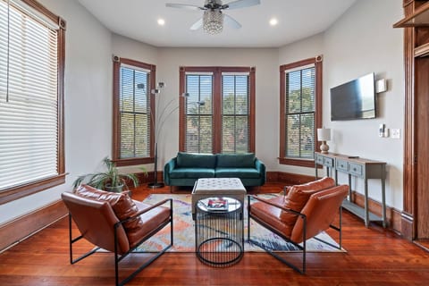 The living room boasts high ceilings, a Smart TV, and a record player to listen to some music while you're hanging out with your family or friends.