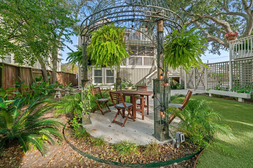 The backyard is fully fenced, so you can enjoy the serene trellised atmosphere and the beautiful surroundings!