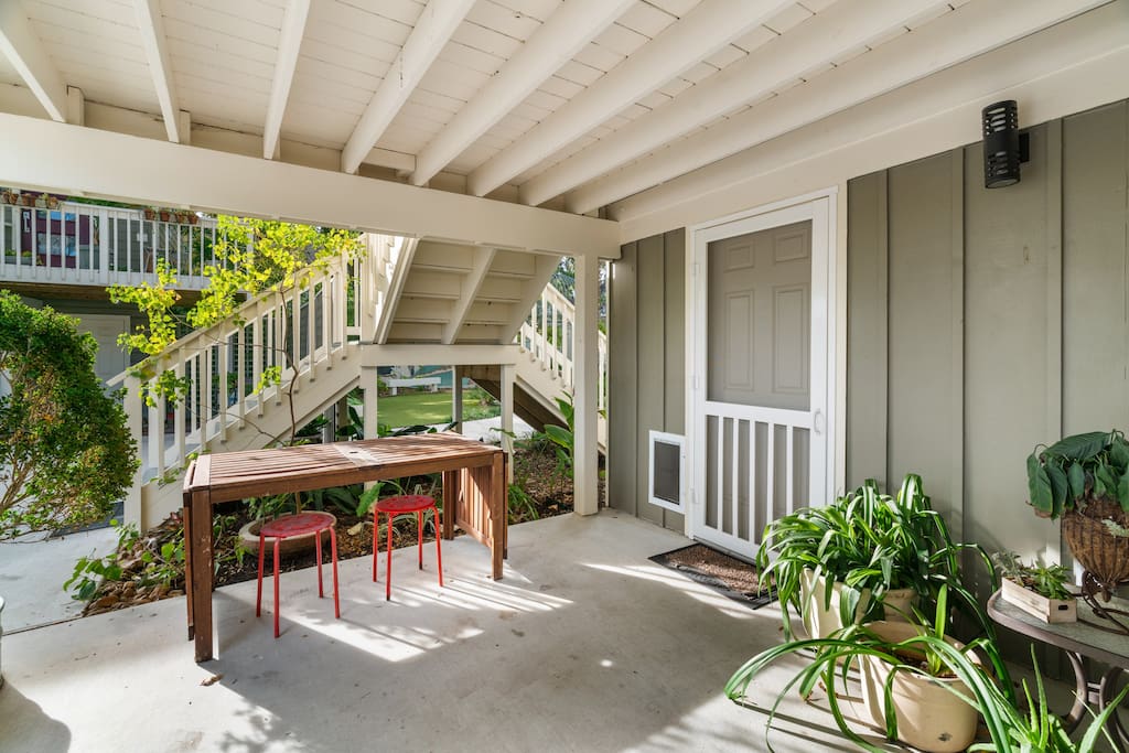 The studio has it's own front patio to enjoy your breakfast out on the table, or hang out with a drink in the evening! 