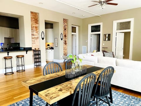 Beautiful 2-Bedroom Loft in Historic Cambridge