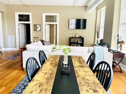 Beautiful 2-Bedroom Loft in Historic Cambridge