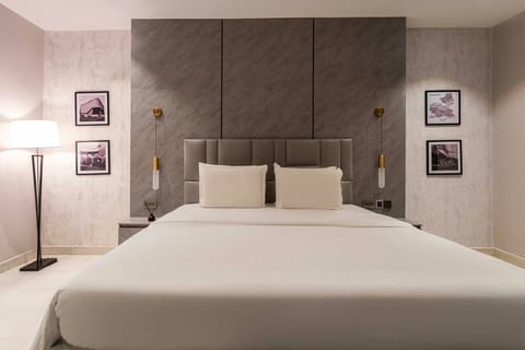 King Bedroom in Lekki | 24/7 Power, Wi-Fi and Pool