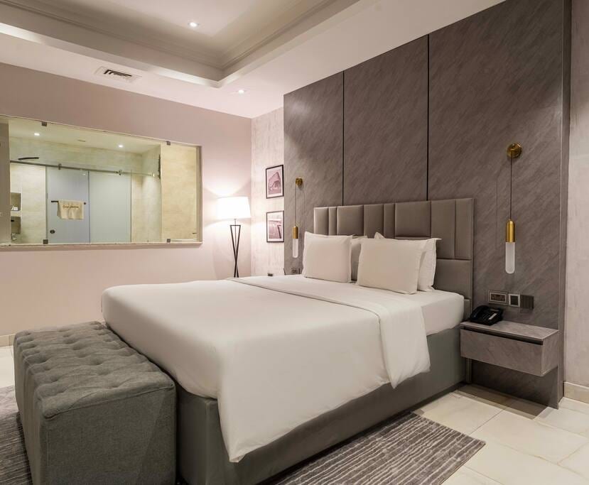Stylish King Suite | Pool Access and Free Wi-Fi - Lagos
