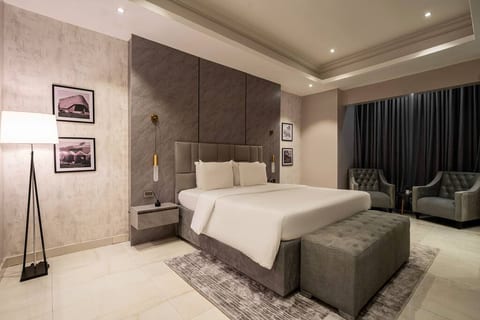 Private King Bedroom | Lekki Pool and Free Wi-Fi