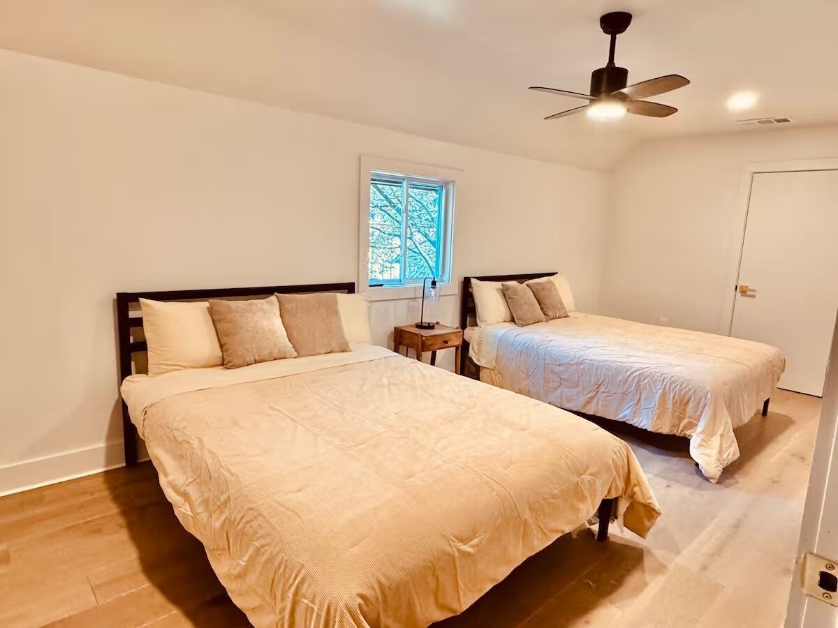 Haven 2 Houses 12 Bedroom 6 bath Hot Tub sleeps 34