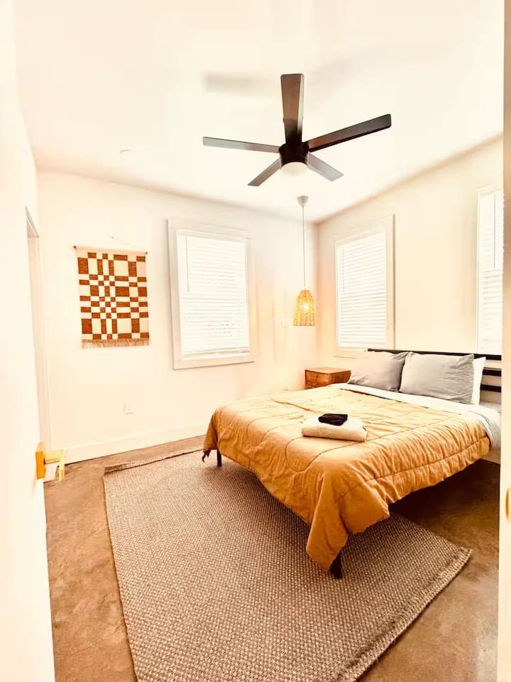 Haven 2 Houses 12 Bedroom 6 bath Hot Tub sleeps 34