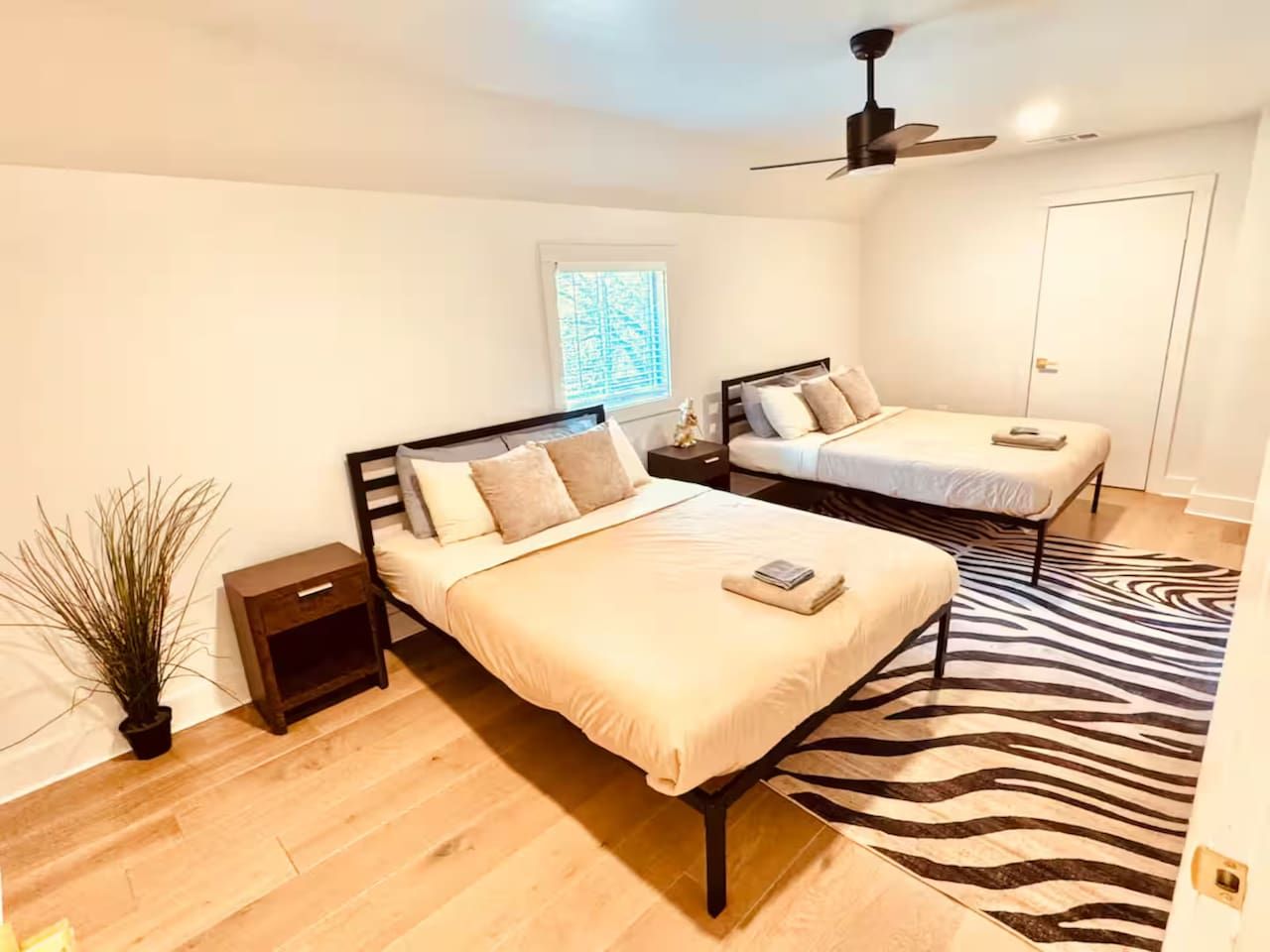 Haven 2 Houses 12 Bedroom 6 bath Hot Tub sleeps 34