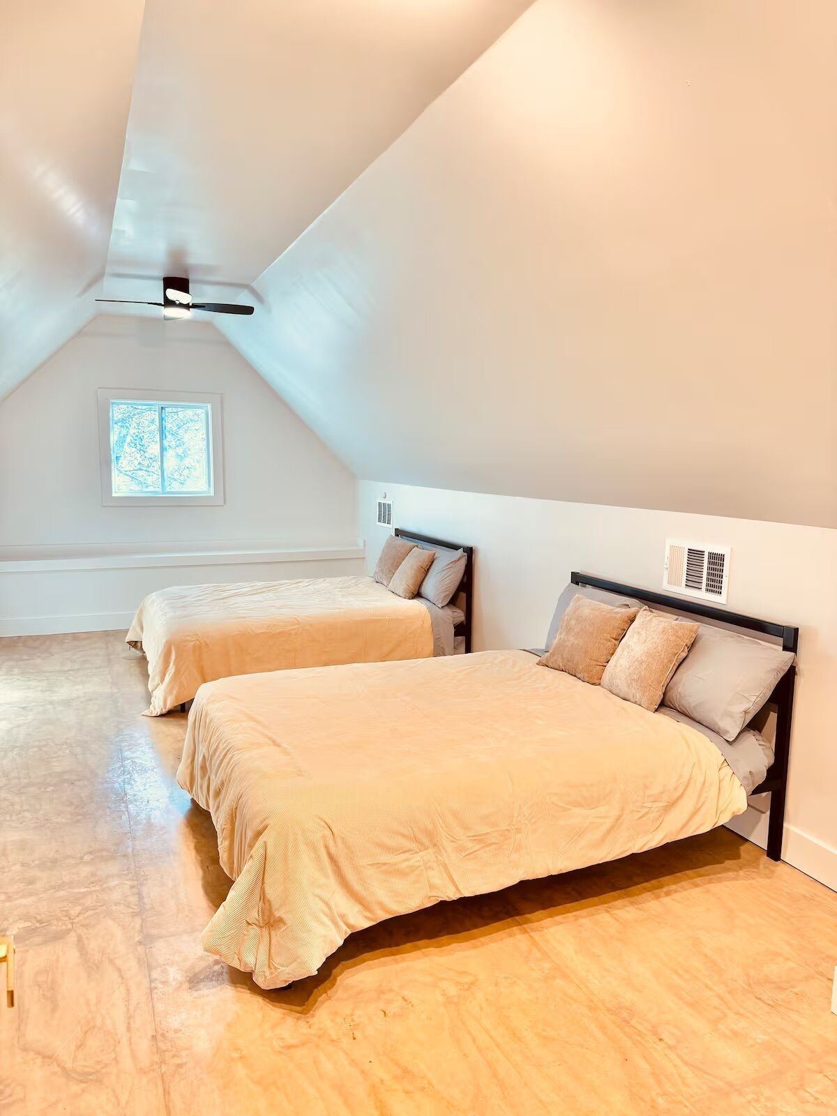 Haven 2 Houses 12 Bedroom 6 bath Hot Tub sleeps 34