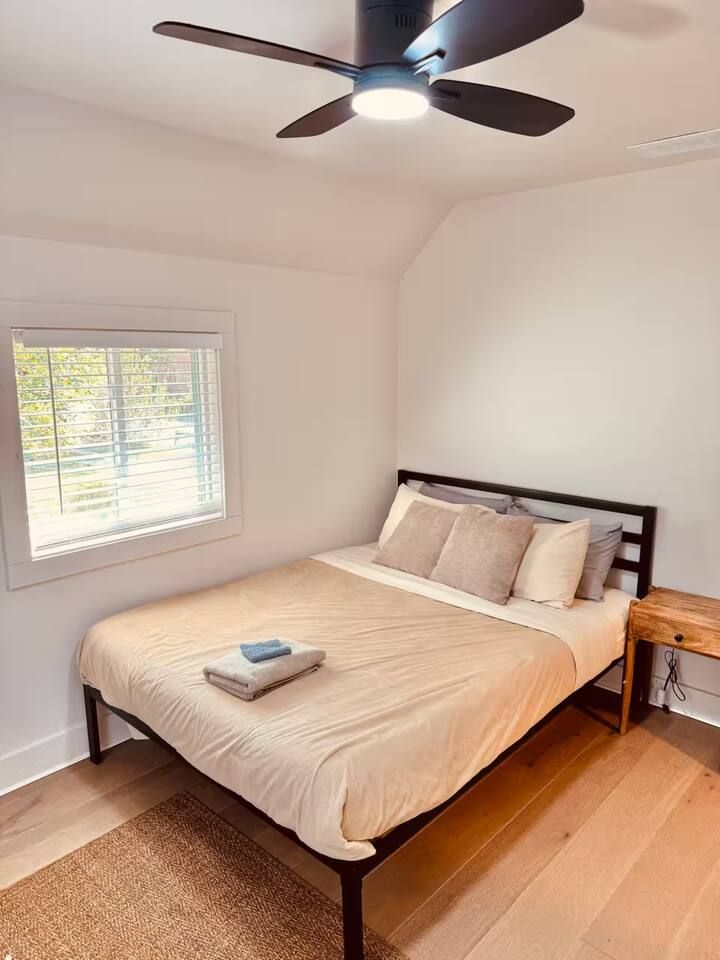 Haven 2 Houses 12 Bedroom 6 bath Hot Tub sleeps 34