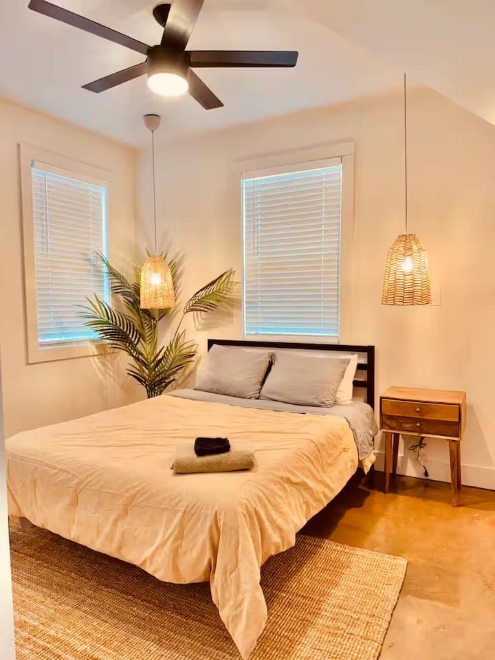 Haven 2 Houses 12 Bedroom 6 bath Hot Tub sleeps 34