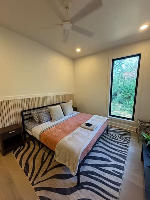 Haven 2 Houses 12 Bedroom 6 bath Hot Tub sleeps 34