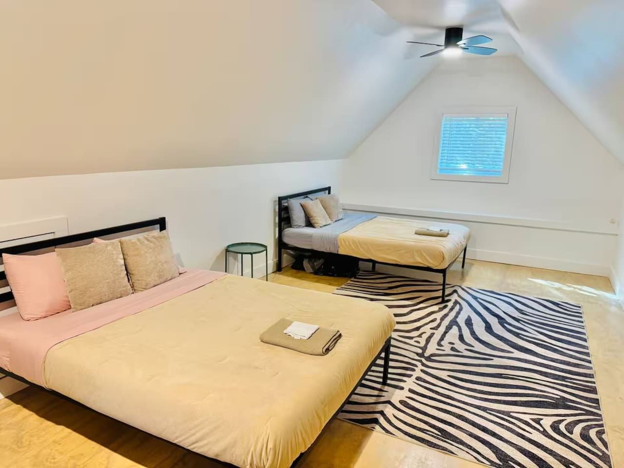 Haven 2 Houses 12 Bedroom 6 bath Hot Tub sleeps 34