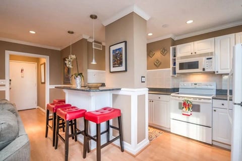 Easy Walk to Downtown Atlanta Attractions!