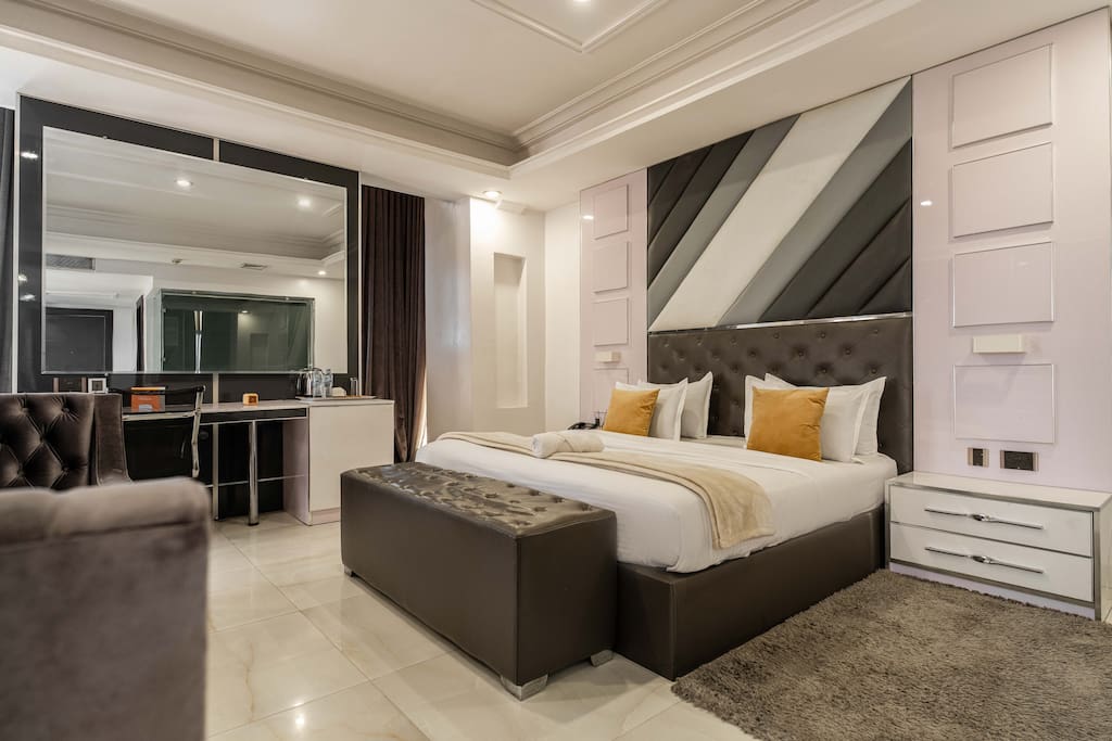 Stylish Deluxe Room in Lekki with Pool & Fast WiFi
