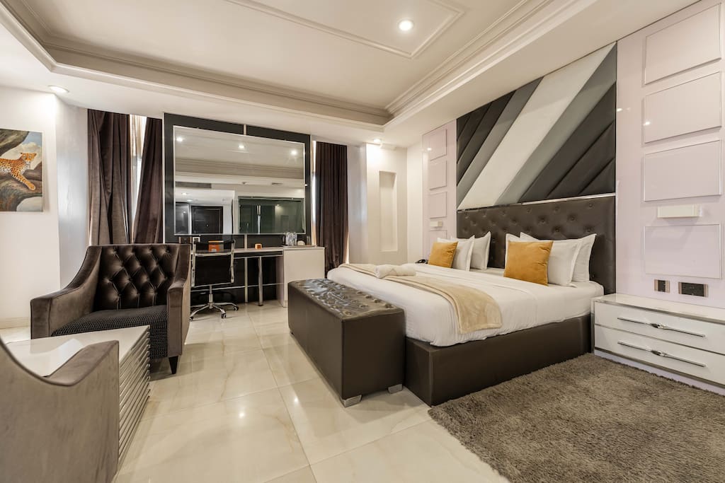 Stylish Deluxe Room in Lekki with Pool & Fast WiFi