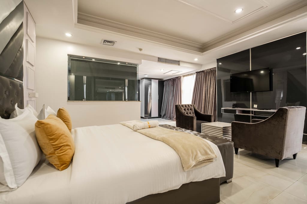 Stylish Deluxe Room in Lekki with Pool & Fast WiFi