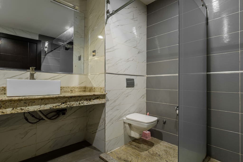 Stylish Deluxe Room in Lekki with Pool & Fast WiFi