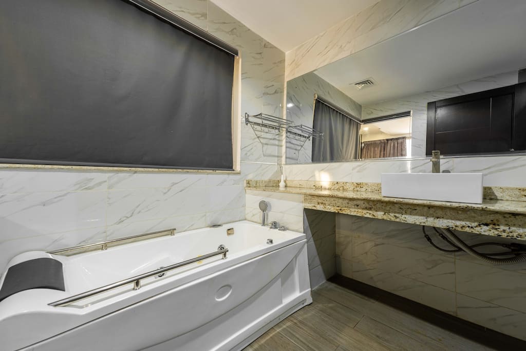 Stylish Deluxe Room in Lekki with Pool & Fast WiFi