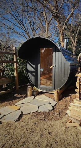 Modern Mountain Hideaway: secluded, close 2 town