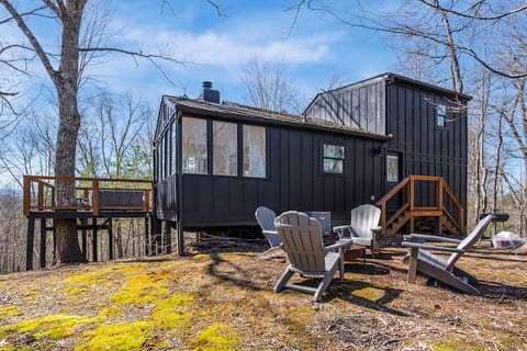 Modern Mountain Hideaway: secluded, close 2 town
